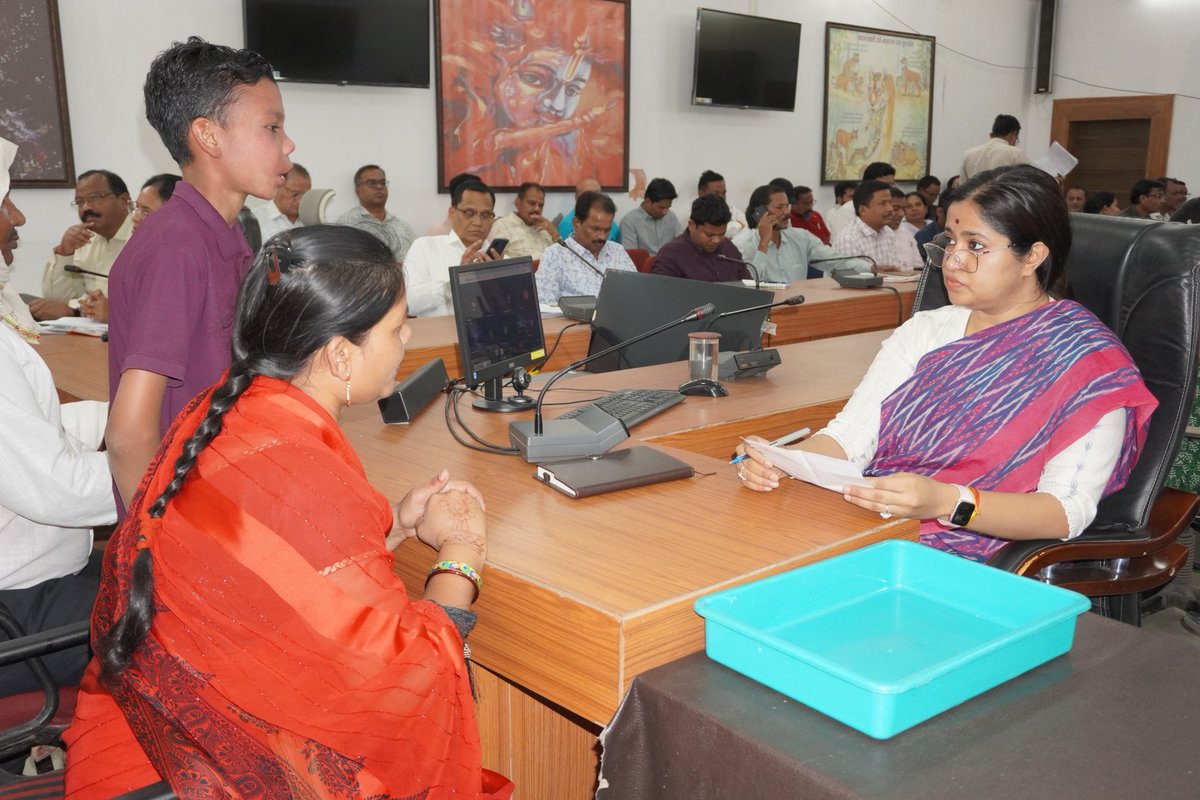 collectorseoni1's tweet image. #सिवनी/ कलेक्ट्रेट सभाकक्ष में आयोजित हुई जिलास्तरीय #जनसुनवाई में कलेक्टर श्रीमती नेहा मीना द्वारा दूर दराज से आए आवेदक की समस्या सुनते हुए वीडियो कॉन्फ्रेंसिंग से संबंधित खंड स्तरीय अधिकारी को आवेदक की समस्या के निराकरण हेतु दिशा निर्देश दिए गए। @CMMadhyaPradesh #seoni