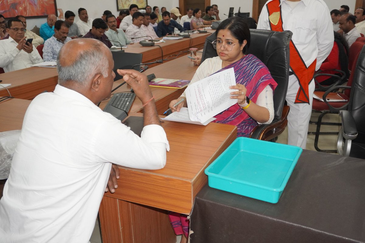 collectorseoni1's tweet image. #सिवनी/ कलेक्ट्रेट सभाकक्ष में आयोजित हुई जिलास्तरीय #जनसुनवाई में कलेक्टर श्रीमती नेहा मीना द्वारा दूर दराज से आए आवेदक की समस्या सुनते हुए वीडियो कॉन्फ्रेंसिंग से संबंधित खंड स्तरीय अधिकारी को आवेदक की समस्या के निराकरण हेतु दिशा निर्देश दिए गए। @CMMadhyaPradesh #seoni