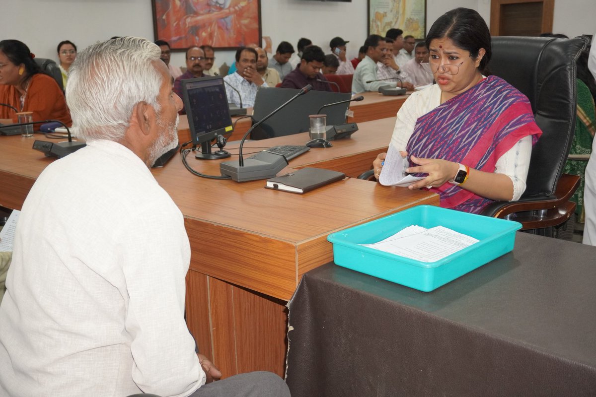 collectorseoni1's tweet image. #सिवनी/ कलेक्ट्रेट सभाकक्ष में आयोजित हुई जिलास्तरीय #जनसुनवाई में कलेक्टर श्रीमती नेहा मीना द्वारा दूर दराज से आए आवेदक की समस्या सुनते हुए वीडियो कॉन्फ्रेंसिंग से संबंधित खंड स्तरीय अधिकारी को आवेदक की समस्या के निराकरण हेतु दिशा निर्देश दिए गए। @CMMadhyaPradesh #seoni