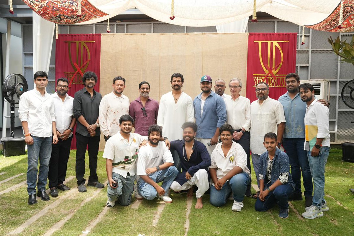 cinemacafemedia's tweet image. 🌍 BIG GLOBAL PROJECT BEGINS!
Vijay Deverakonda × Shouryuv 🔥
🎬 Grand pooja launch in Hyderabad
🎥 International crew onboard

A new cinematic universe is loading! 🚀
#VijayDeverakonda #Shouryuv #IndianCinema #GlobalProject