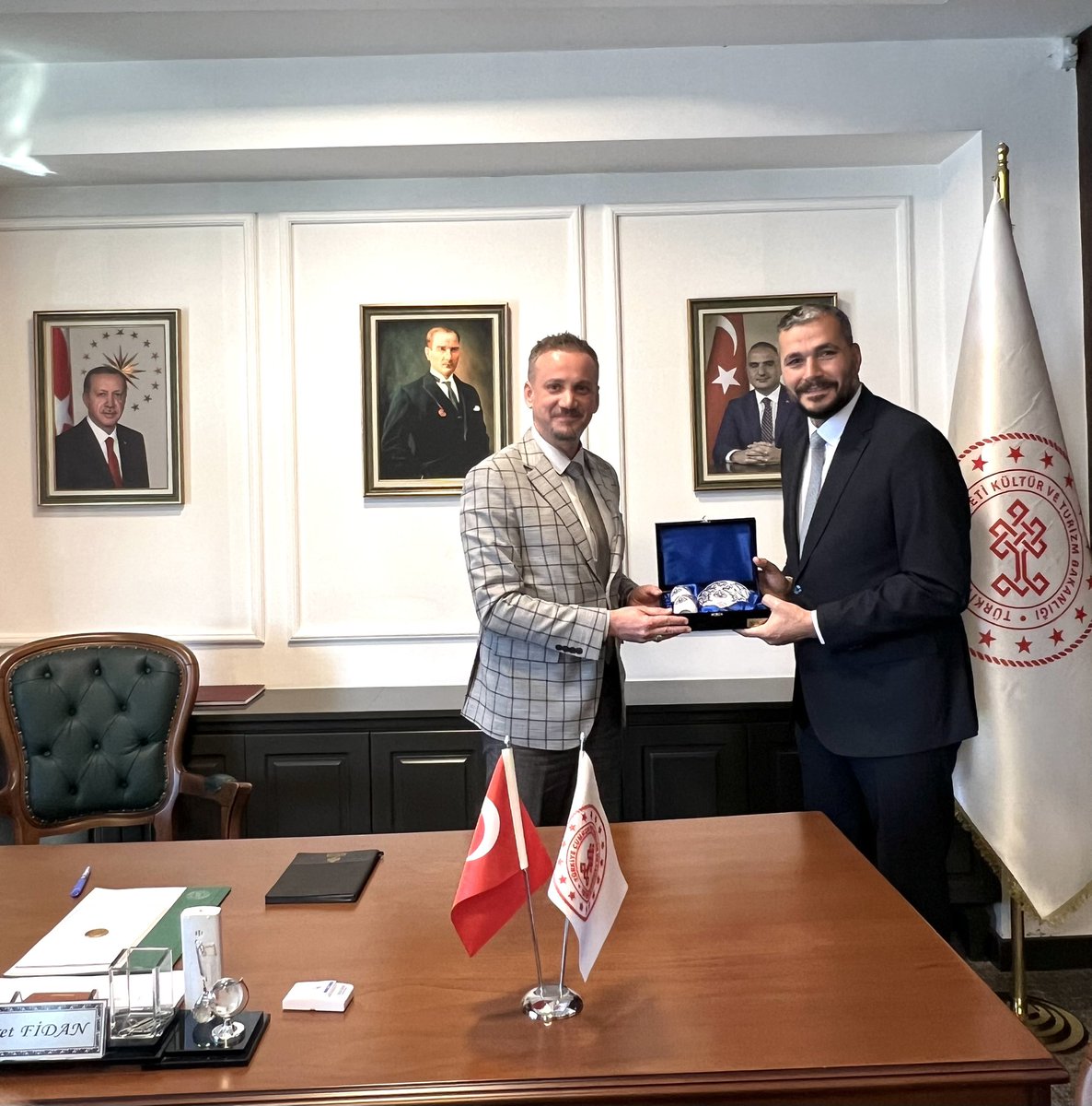 Ilgın Belediye Başkanı Ömer Apil, İl Müdürümüz Fikret Fidan’ı makamında ziyaret etti. 
Nazik ziyaretleri için kendisine teşekkür ederiz.
<a href="/TCKulturTurizm/">T.C. Kültür ve Turizm Bakanlığı</a> 
<a href="/MehmetNuriErsoy/">Mehmet Nuri Ersoy</a> 
<a href="/fkrtfdn/">Fikret FIDAN</a> 
<a href="/TCKonyaValiligi/">Konya Valiliği</a> 
<a href="/Vali_Akin/">İbrahim Akın</a>