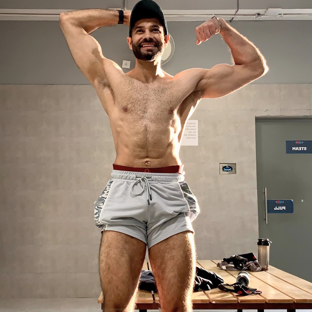 Reminder to Indians looking to get fit - you must risk being seen as the asshole (the bad guy).
(9-5 people suck at this)

Because the moment you say:

“Main breakfast mei poha nahi khaunga"
“Office mess ka khana daily nahi khaunga.”
“Paratha nahi, eggs bana do.”
“Alcohol skip