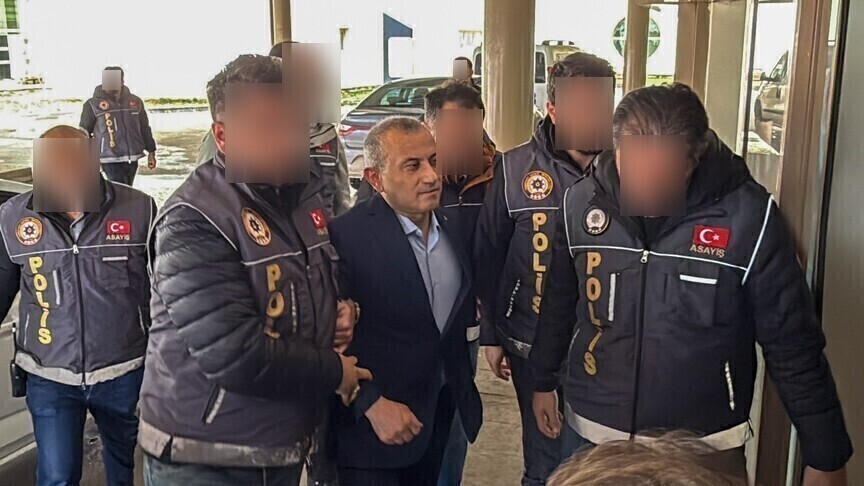 57Delil's tweet photo. Gazeteciler ters kelepçe ile adliyeye getirilirken, mevki ve devlet içindeki tüm ilişkilerini ve nüfuzunu kullanarak bir kadının katledilmesine ilişkin tüm dellilleri yok bu şahıs kelepçesiz adliyeye getiriliyor.... https://t.co/sfhCD4uuEl