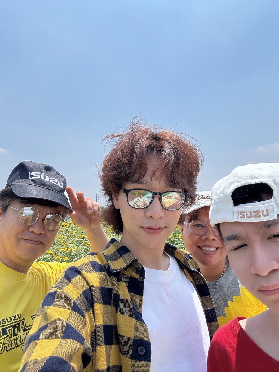 lalataex's tweet photo. My family🌻
#lalatae #ลาลาเต้ #คงอีกสักพักendless #ทานตะวัน https://t.co/lxKis8n0nC