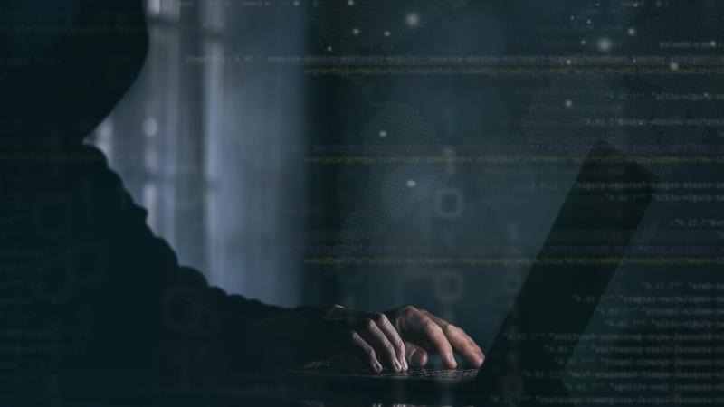 MİT, kamu kurumlarının bilişim sistemleri ile vatandaşların kişisel verilerini hedef alan siber suç şebekesine operasyon düzenledi. Şüphelilerin, "bayilik modeli" ile verileri terör örgütleri dahil olmak üzere isteyen kişilere sattığı belirlendi. 11 şüpheli tutuklandı.