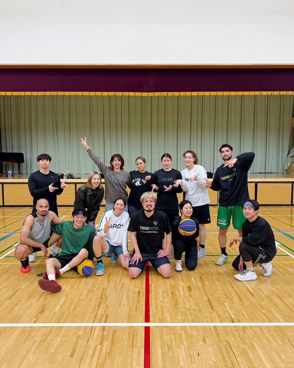 verdy_3x3's tweet photo. ◤ 開幕まであと4日🔥 ◢

4月から新チームとしてスタートし、
開幕に向けて準備を重ねてきました。

いよいよ今週末より3x3.EXE PREMIERシーズン開幕！

ヴェルディらしく、男女一体のワンチームで。
それぞれの強みをぶつけて最後まで戦います！

上之段選手は諸事情によりお休みでしたが、先日の練習後に選手・スタッフで集合写真📸

会場での後押しが力になります。
ぜひ現地での応援、よろしくお願いします！💚

#TOKYOVERDYEXE
