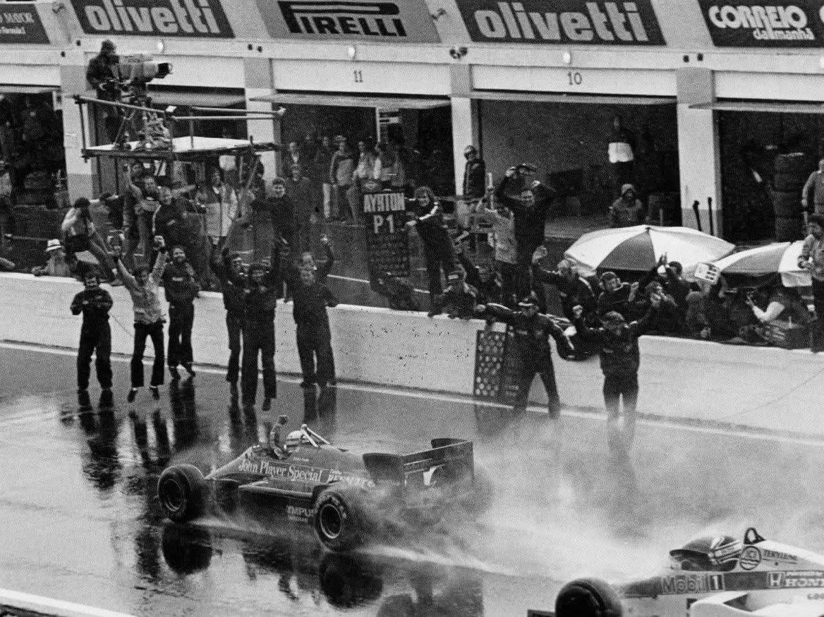 TheHardCompound's tweet image. 1/2

#OnThisDay in 1985 the @F1 world saw a fabulous first GP win for the great @ayrtonsenna.

In near-biblical torrential rain the brilliant Brazilian took his Lotus to victory by over a minute from Michele Alboreto - the only driver he hadn't...

#f1 #Throwback #senna #lotus