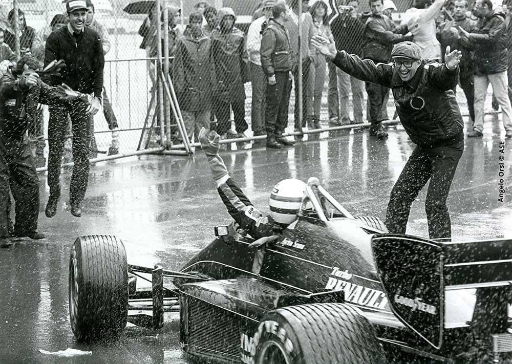 TheHardCompound's tweet image. 1/2

#OnThisDay in 1985 the @F1 world saw a fabulous first GP win for the great @ayrtonsenna.

In near-biblical torrential rain the brilliant Brazilian took his Lotus to victory by over a minute from Michele Alboreto - the only driver he hadn't...

#f1 #Throwback #senna #lotus