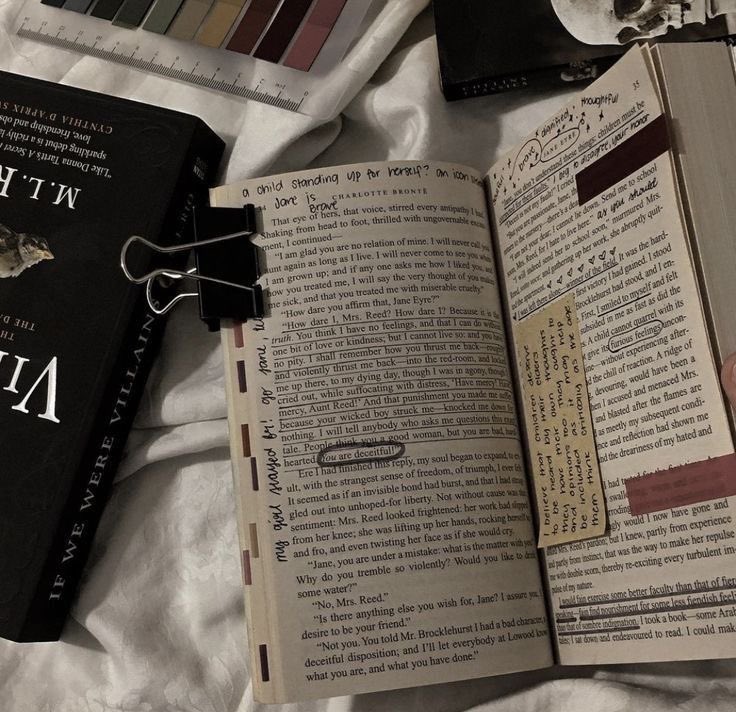 aenylr's tweet image. I don’t ignore people on purpose, I just started a book #booktwt