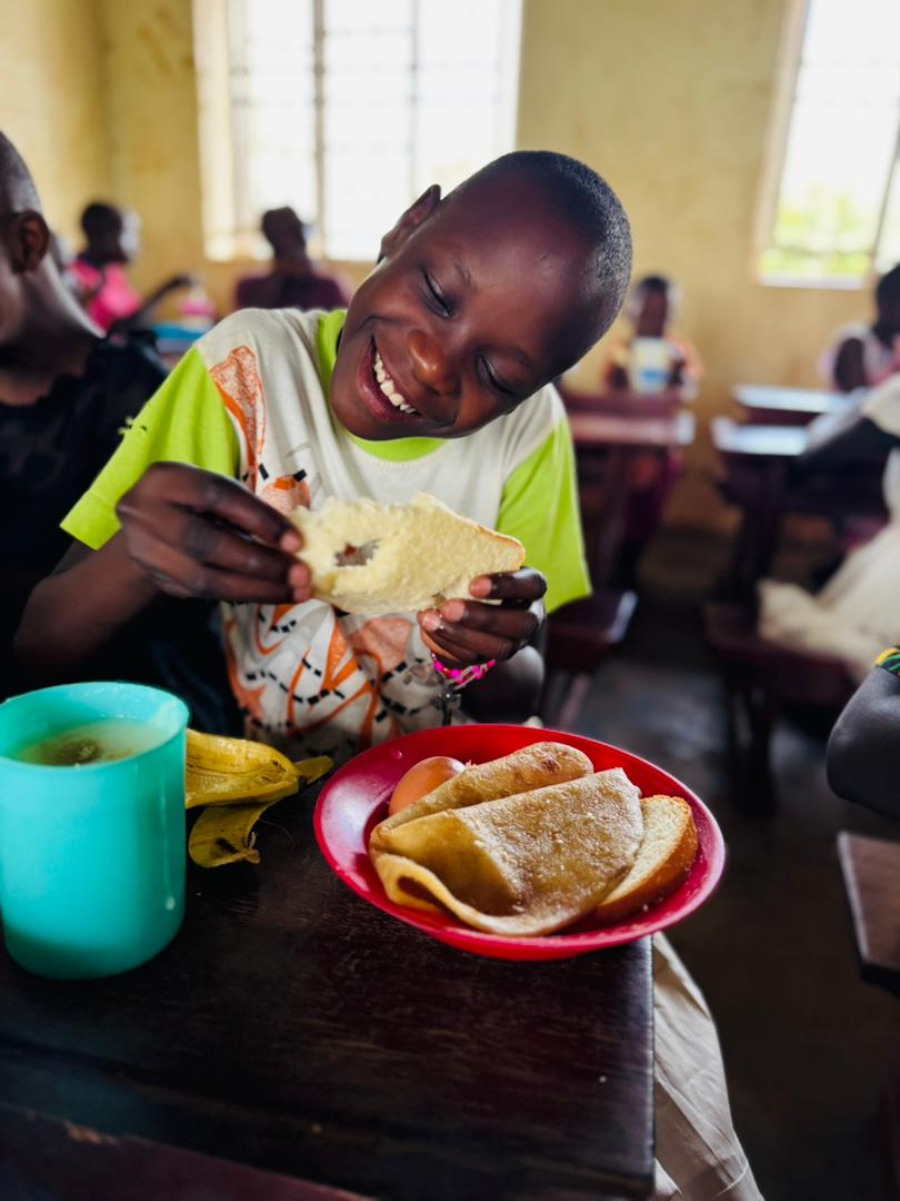 MagalaDerrick4's tweet photo. Their smiles say what words never could. 😊
Behind each smile is a story of hunger, of struggle, but also of hope restored through a simple meal. 🍽️
When you give, you’re not just feeding a deaf child… you’re bringing back their joy.

Be the reason that smile never fades.

Donate through our GoFundMe , LINK IN BIO.