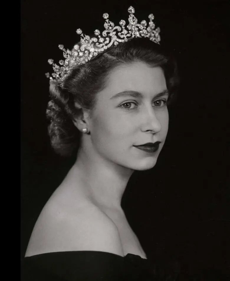 HauerLinda's tweet image. Celebrating 100 Years of Queen Elizabeth. On what would have been her 100th birthday, a look  back on the illustrious #diamonds that helped define the Queen’s 70-year reign.
#QueenElizabethll #jewellery #100years 
naturaldiamonds.com/historic-diamo…