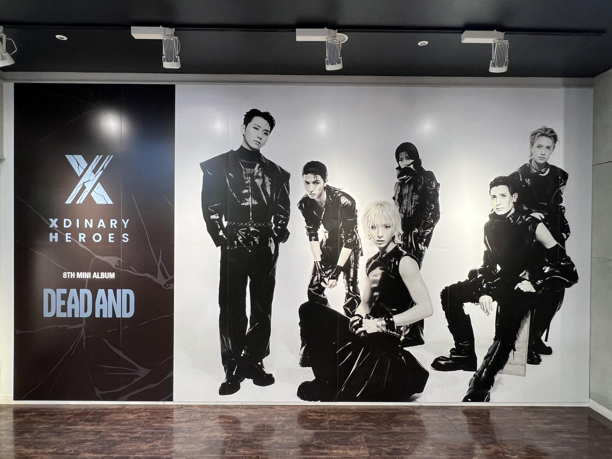 【#タワ渋kpop】

／
#XdinaryHeroes 『DEAD AND』
発売記念渋谷店限定パネル展示
本日よりスタート🖤🤍
＼

【展示期間】2026年4月21日(火)～2026年5月4日(月)
【展示場所】タワーレコード渋谷店5F
🔗towershibuya.jp/news/2026/04/0…

※商品は未入荷となっております。

<a href="/XH_official/">Xdinary Heroes</a>