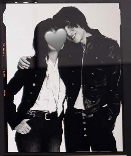 아니 나 진심 이런 컨셉의 화보 보고싶은데 이게 가족사진으로 나타나서 너무 좋음 와하 의상이랑 머리도 맞춘거 진짜 좋다 심장 개뜀