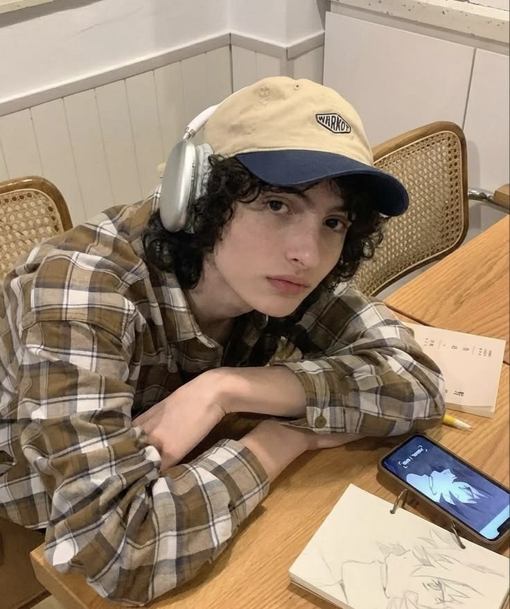 EsquizoKarg's tweet image. Au #Byler donde Will cree que está sexteando con el bot del banco donde está registrado.

O donde Mike de soporte técnico deL banco donde trabaja luego de pasar por clientes aburridos se topa con un chico que quiere que le resuelva dudas... pero sexuales.