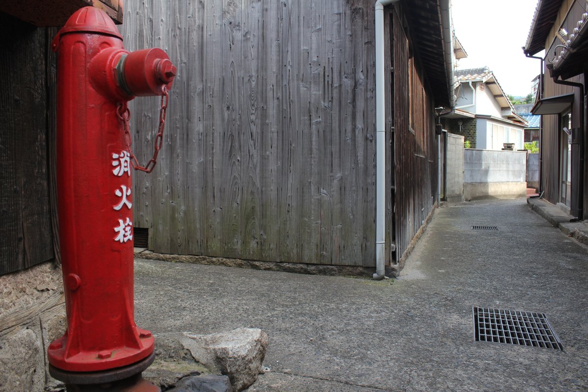 sugarsato's tweet photo. 小豆島の「迷路のまち」を歩いていると、
本当に妖怪がいてもおかしくない気がしてきます。
細い路地。
古い家。
急に静かになる曲がり角。

妖怪美術館は、
建物の中だけで完結しない美術館です。
町そのものが、展示空間です。
#小豆島 #迷路のまち #妖怪美術館 https://t.co/4HVdA0jb11
