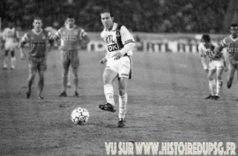 MaillotsPSG's tweet photo. 21/04/1990. Le #PSG l'emporte sur l'@OM_Officiel malgré l'ouverture du score des visiteurs : 2️⃣-1️⃣
⚽️ Calderon, Vujovic
🔗 https://t.co/viqwWwC3Vl
🎦 les buts parisiens https://t.co/KUK24UdlTA
#PSGOM https://t.co/kVXJ1KPE0R