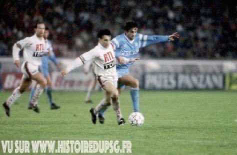 MaillotsPSG's tweet photo. 21/04/1990. Le #PSG l'emporte sur l'@OM_Officiel malgré l'ouverture du score des visiteurs : 2️⃣-1️⃣
⚽️ Calderon, Vujovic
🔗 https://t.co/viqwWwC3Vl
🎦 les buts parisiens https://t.co/KUK24UdlTA
#PSGOM https://t.co/kVXJ1KPE0R