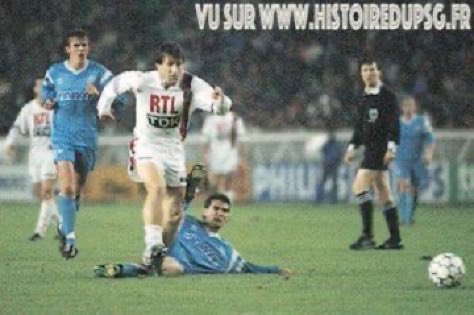 MaillotsPSG's tweet photo. 21/04/1990. Le #PSG l'emporte sur l'@OM_Officiel malgré l'ouverture du score des visiteurs : 2️⃣-1️⃣
⚽️ Calderon, Vujovic
🔗 https://t.co/viqwWwC3Vl
🎦 les buts parisiens https://t.co/KUK24UdlTA
#PSGOM https://t.co/kVXJ1KPE0R
