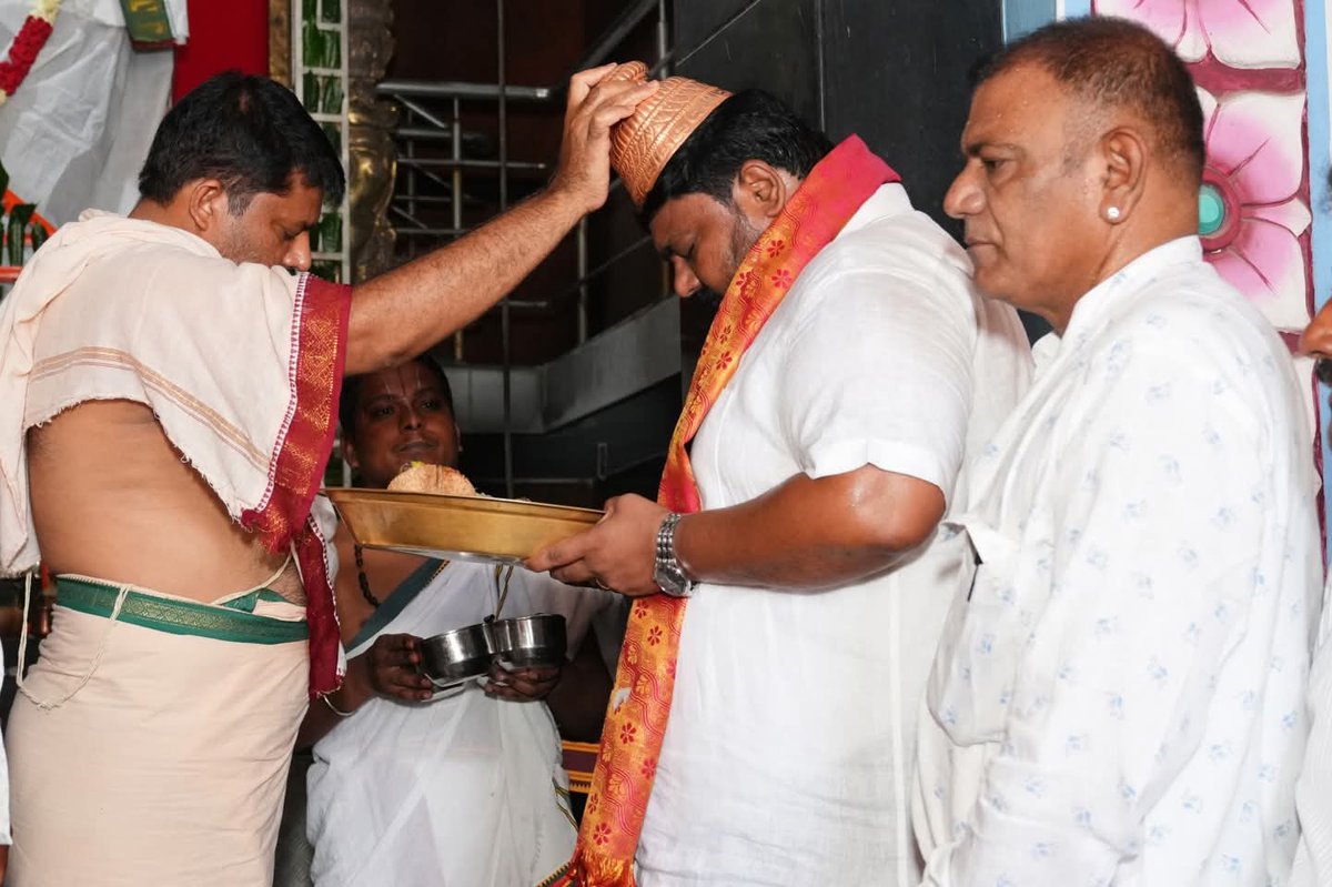 మన హృదయాలకు ఎంతో ప్రియమైన నాయకుడు, <a href="/JanaSenaParty/">JanaSena Party</a> అధినేత, ఆంధ్రప్రదేశ్ డిప్యూటీ ముఖ్యమంత్రి శ్రీ కొణిదెల <a href="/PawanKalyan/">Pawan Kalyan</a> గారు త్వరగా కోలుకొని సంపూర్ణ ఆరోగ్యంతో తిరిగి ప్రజల మధ్యకి రావాలని ఆకాంక్షిస్తూ, ఈరోజు అనంతపురం హౌసింగ్ బోర్డ్ నుండి అభయాంజన స్వామి దేవాలయంలో ప్రత్యేక పూజలు