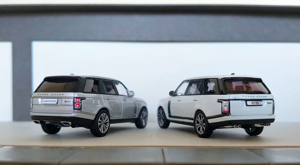 leoleo_craft's tweet image. LCDモデル(前期)とマスディ(後期)4thレンジローバー並べ
マスディの方がやや小さめスケール、どちらも精巧なので満足度は高し！マフラーの再現もこだわっていて最高🤩 内装も抜かり無いのがステキすぎ～

#ミニカー #LCD #MASDI
#ランドローバー #レンジローバー