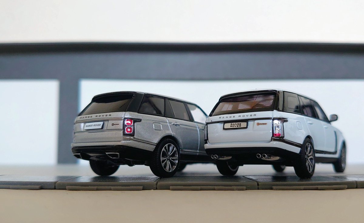 leoleo_craft's tweet image. LCDモデル(前期)とマスディ(後期)4thレンジローバー並べ
マスディの方がやや小さめスケール、どちらも精巧なので満足度は高し！マフラーの再現もこだわっていて最高🤩 内装も抜かり無いのがステキすぎ～

#ミニカー #LCD #MASDI
#ランドローバー #レンジローバー