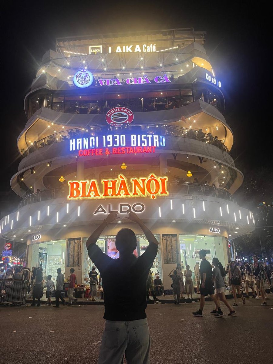 AnithaChelliah's tweet photo. One year of beautiful memories #vietnamdiaries #vietnamtravel #Lifetimememory with the beautiful people @Gayathri_Nathan @Karthi_Wanders @NalaiyaVivasayi #beautifulvietnam
Day 1 : Hanoi https://t.co/3TUjvOenFW