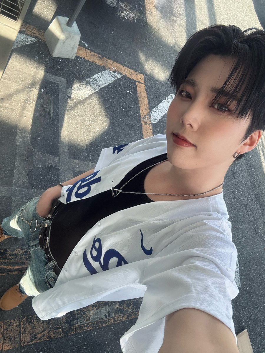 L5ST_official's tweet photo. 날도 좋은데 야구보러갈래??⚾️⚾️
#L5ST #로스트 #ロスト
#DOJUN #도준 https://t.co/eW6HYk0QmW