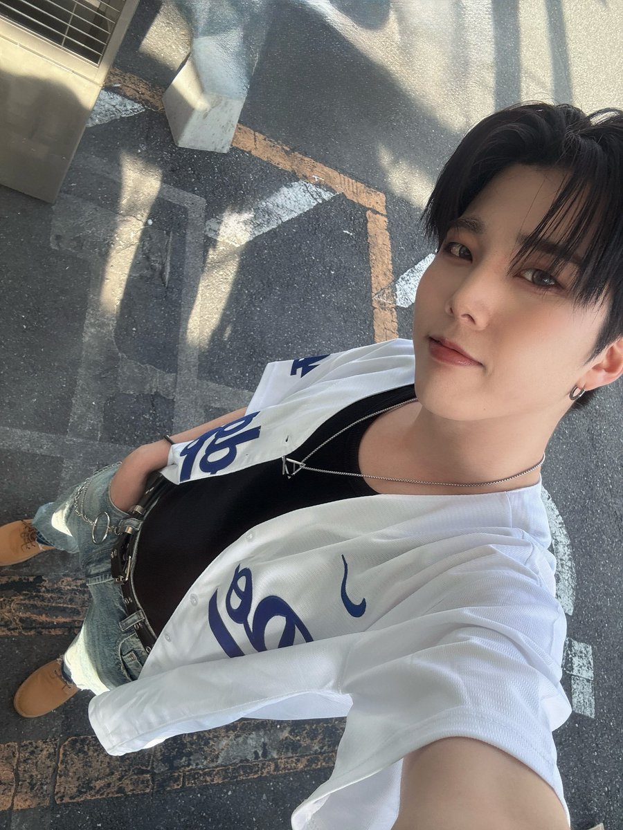 L5ST_official's tweet photo. 날도 좋은데 야구보러갈래??⚾️⚾️
#L5ST #로스트 #ロスト
#DOJUN #도준 https://t.co/eW6HYk0QmW