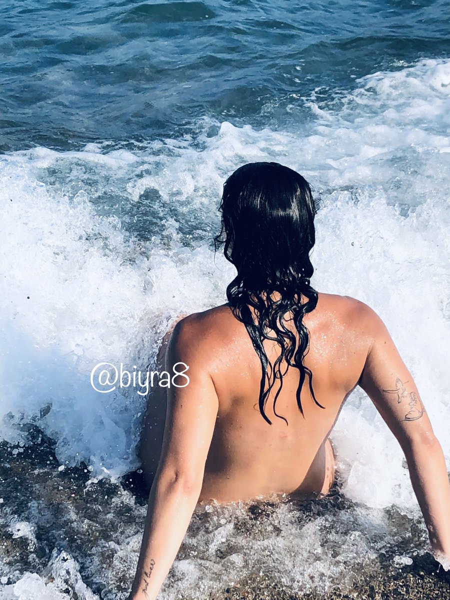 biyra8's tweet photo. Agua, playa, tú y yo… ¿Qué dices? 😋😋😋 https://t.co/eyTedhcdVb