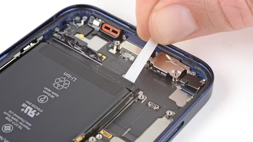 bsindia's tweet image. From February 2027, the #EU will require many devices to have removable #batteries, a shift that could make phones easier to repair, extend their lifespan, and influence global design standards.

Read more: mybs.in/2g5SEXq | @AashishShriva08