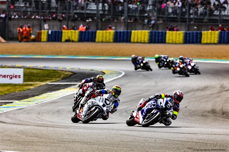 FCC_afterparts's tweet image. ル・マン24時間耐久レース、予選4位の ＃FCCTSRHondaFrance は、レース開始から約6時間後、接触事故により転倒。ピットでの修復作業後も粘り強く走行し、初戦は総合12位でのチェッカーです！🏁

#24hMotos
#FCC