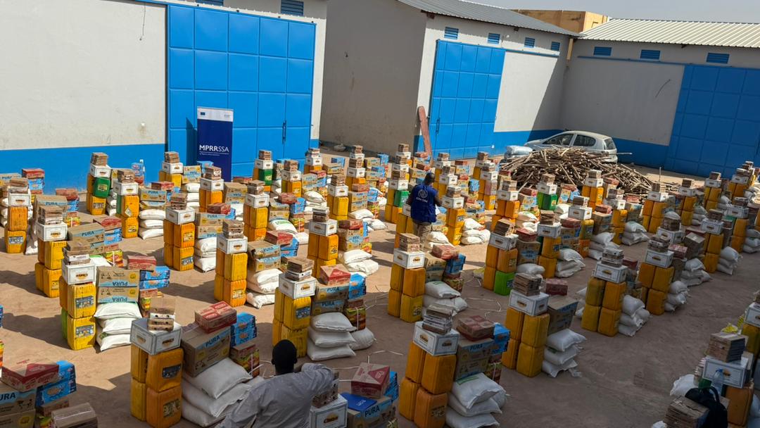 OIMMali's tweet image. À Mopti, 100 migrants de retour ont reçu des kits de commerce grâce à OIM, avec l’appui de l’Union européenne 🇪🇺. 
Un soutien clé pour une réintégration durable et des opportunités économiques.

#Migration #Réintégration