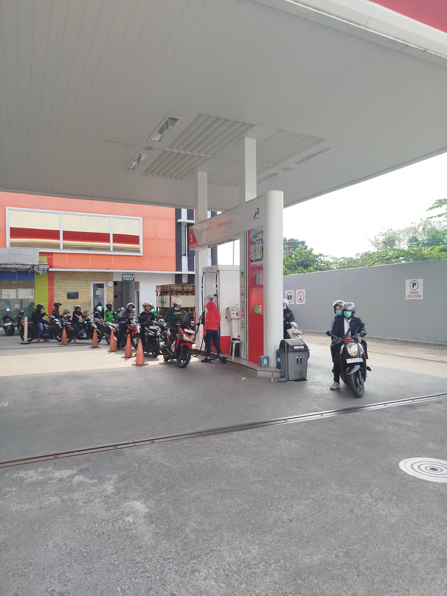 j0sun's tweet photo. baru kali ini ngalami beli bensin subsidi, pembayaran pake QRIS ada minimal 25rb. sejak kapan ada SOP kayak begitu....mohon bisa dicek @pertamina @PemkotSmg  lokasi Jl. Veteran Semarang https://t.co/V8NWIpLl86