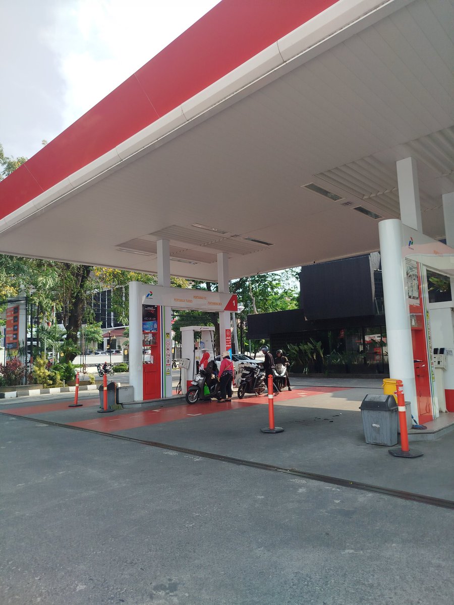 j0sun's tweet photo. baru kali ini ngalami beli bensin subsidi, pembayaran pake QRIS ada minimal 25rb. sejak kapan ada SOP kayak begitu....mohon bisa dicek @pertamina @PemkotSmg  lokasi Jl. Veteran Semarang https://t.co/V8NWIpLl86