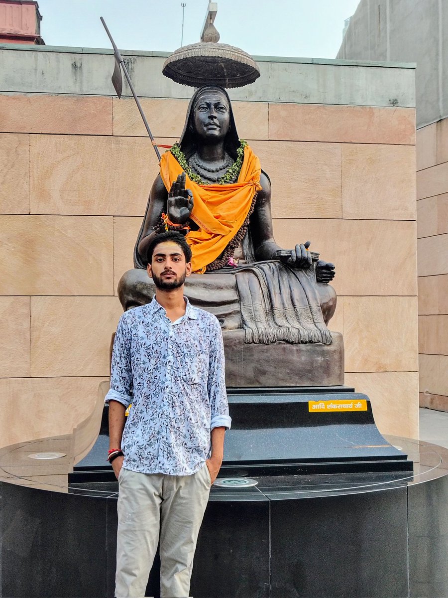 KumarHarsh_'s tweet photo. सदाशिव समारम्भां शङ्कराचार्य मध्यमाम्।
अस्मदाचार्य पर्यन्तां वन्दे गुरु परम्पराम्॥
अद्वैत वेदांत के सिद्धांत से सृष्टि को एकत्व का संदेश देने वाले शिवावतार भगवत्पाद आदि शंकराचार्य जी के जयंती पर नमन।
भगवान शंकराचार्य जी के  "ब्रह्म सत्यं जगन्मिथ्या" के संदेश आज भी विश्व के लिए भली भांति सच साबित हो रहे है। उनके ज्ञान और करुणा की कृपा निरंतर सभी पे बनी रहे।🚩🙏