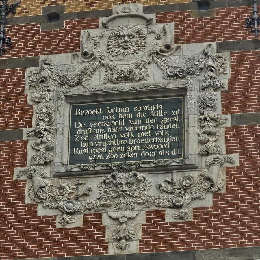 DejanVukos40959's tweet image. "Bezoekt fortuin somtijds ook hem die stille zit" is een bekende dichtregel (poëziecartouche) die deel uitmaakt van de gevelversiering van station #Amsterdam Centraal straatpoezie.nl/gedicht/bezoek…