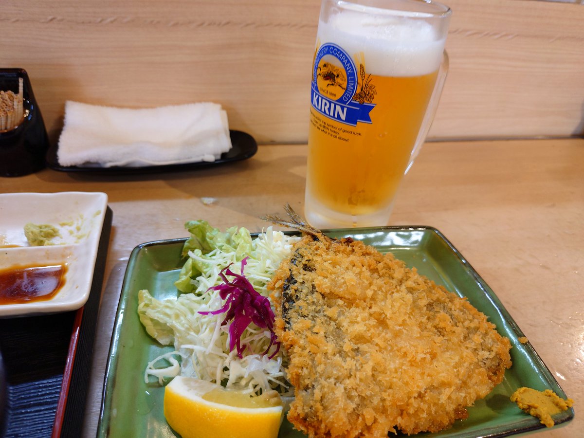 masaki3gm's tweet photo. 歯医者から
久々の昼酒へ
やっぱり旨いわ〜

大将の刺定に
あじフライ
生といただいた

後客さん続々と来店
また寄らせて貰おう…

#寿司処清元 #平目と鮪の刺定
#あじフライ #昼呑みいいね https://t.co/3qAD9KJp6U