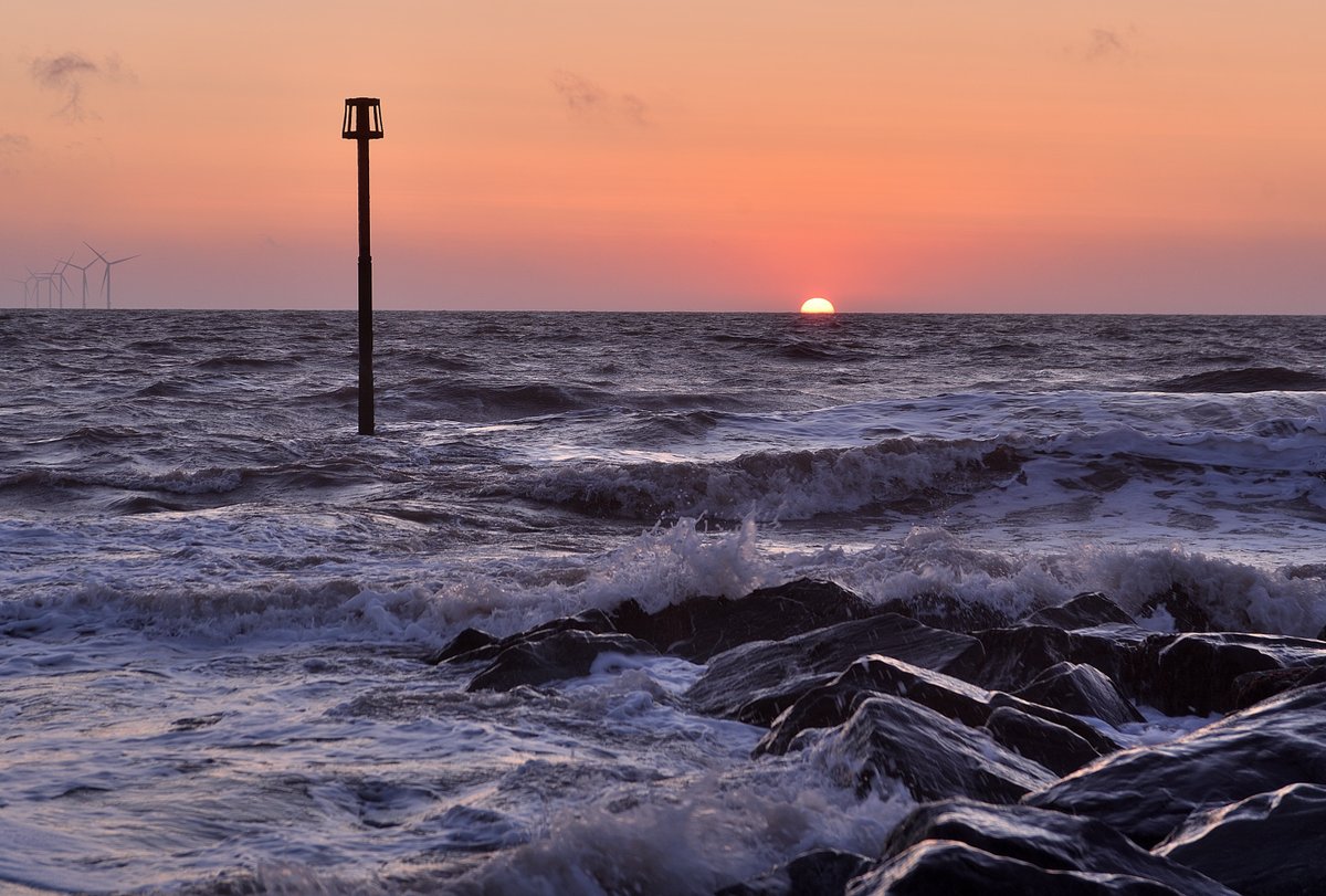 Tonywithernsea's tweet image. 05.30 Tuesday, out early for the golden hour, very cold easterly wind, but sunny, If your venturing out today stay safe and as always stay humble !  #sunrise #sunset #withernsea #eastcoast #eastyorkshire #holderness #RNLI