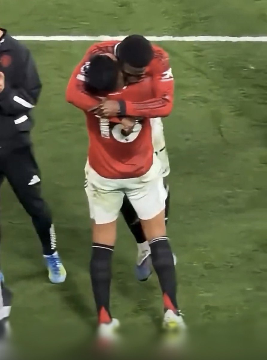 utdreport's tweet image. Kobbie Mainoo “loves” playing alongside Casemiro, with the Brazilian saying in a recent interview with #mufc:

“Kobbie is the present and the future. I think that he is one of the best No.8s and can be for that for the next 12 years.” [@StevenRailston]