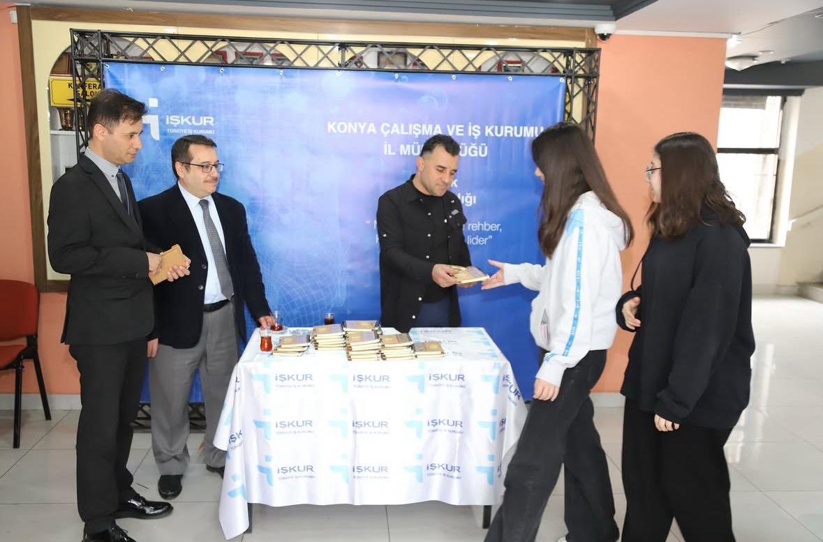 Atatürk Anadolu Lisesi öğrencilerine yönelik düzenlenen Meslek Tanıtım Günü’nde, Konya İl Kültür ve Turizm Müdürlüğü Turizm Enformasyon Memuru Emine Patlak tarafından; mesleğin görev ve sorumlulukları, çalışma alanları ve kariyer imkânları hakkında öğrencilere bilgi verildi.