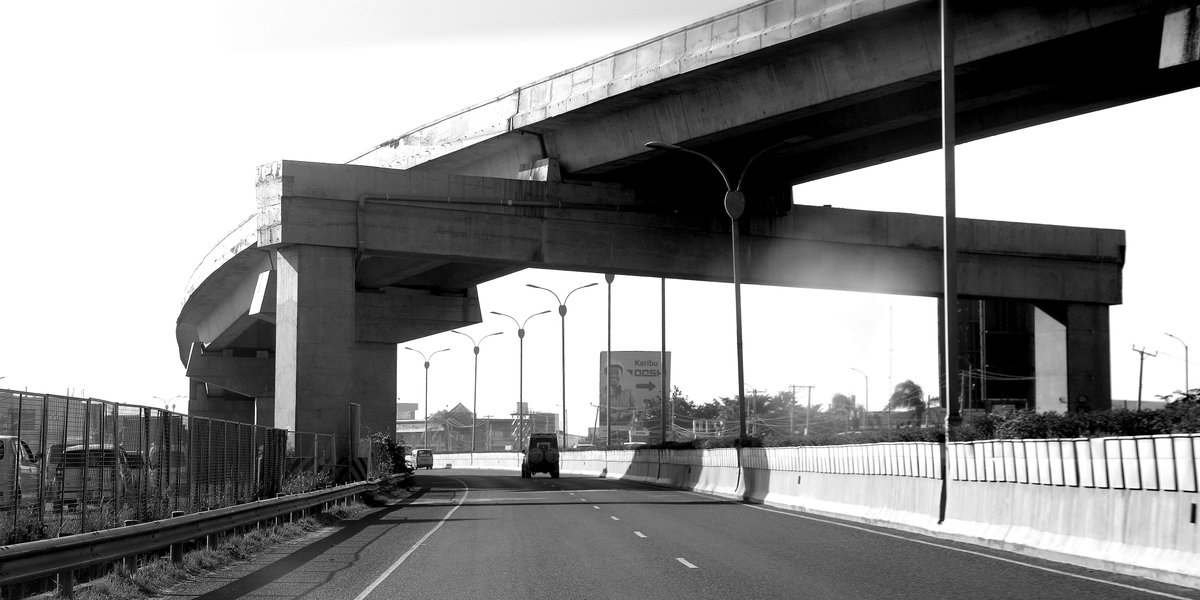 BrandsInKenya's tweet photo. 📍 Nairobi, Kenya I Which East African city has the best road infrastructure? There’s an ongoing debate about which country has the best roads in the region. Through our roving lens, here’s a look at one of the region’s standout projects.

Kenya’s Nairobi Expressway (3-4 lanes in each direction) and its key interchanges form a major urban transport corridor that handles over 30,000 vehicles daily and stretches approximately 30 km. A significant boost to mobility, efficiency, and urban connectivity.

Photos: 📸 I @InspireImages cc @KRB_Kenya I @TransportKE I @KeNHAKenya I @047County I 

#EastAfricaDebate
#RoadsInAfrica
#KenyaRising
#SmartCitiesAfrica
#WhoDoesItBetter