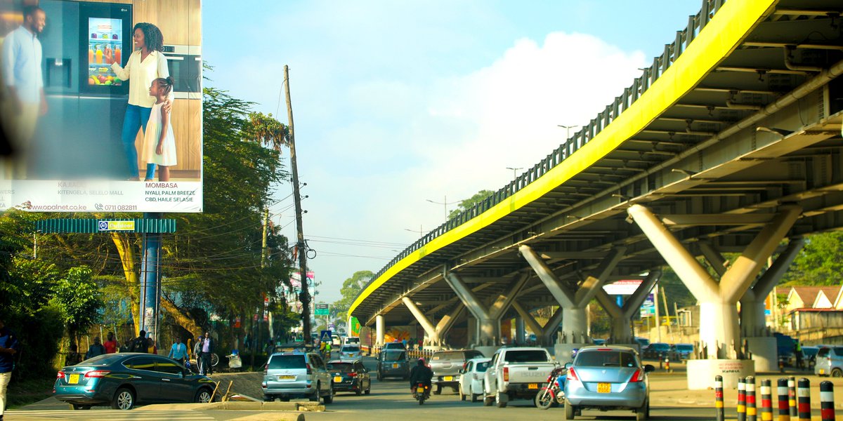 BrandsInKenya's tweet photo. 📍 Nairobi, Kenya I Which East African city has the best road infrastructure? There’s an ongoing debate about which country has the best roads in the region. Through our roving lens, here’s a look at one of the region’s standout projects.

Kenya’s Nairobi Expressway (3-4 lanes in each direction) and its key interchanges form a major urban transport corridor that handles over 30,000 vehicles daily and stretches approximately 30 km. A significant boost to mobility, efficiency, and urban connectivity.

Photos: 📸 I @InspireImages cc @KRB_Kenya I @TransportKE I @KeNHAKenya I @047County I 

#EastAfricaDebate
#RoadsInAfrica
#KenyaRising
#SmartCitiesAfrica
#WhoDoesItBetter