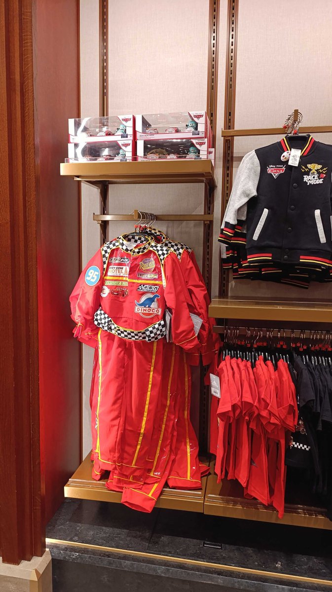 DisneyGazetteFr's tweet image. #DisneylandParis

Hey les conducteurs en herbe! 🏎️

Retrouvez cette combinaison Cars à 60€ et partez à l’assaut de la Route 66! 🛣️

#Disney