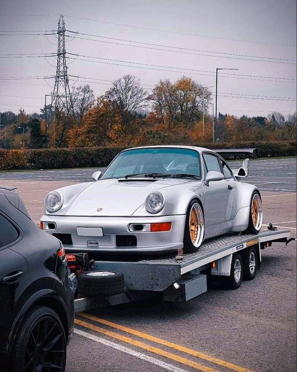 🇩🇪 #Porsche 911 Turbo 964 generation 
3.3-liter turbocharged engine.