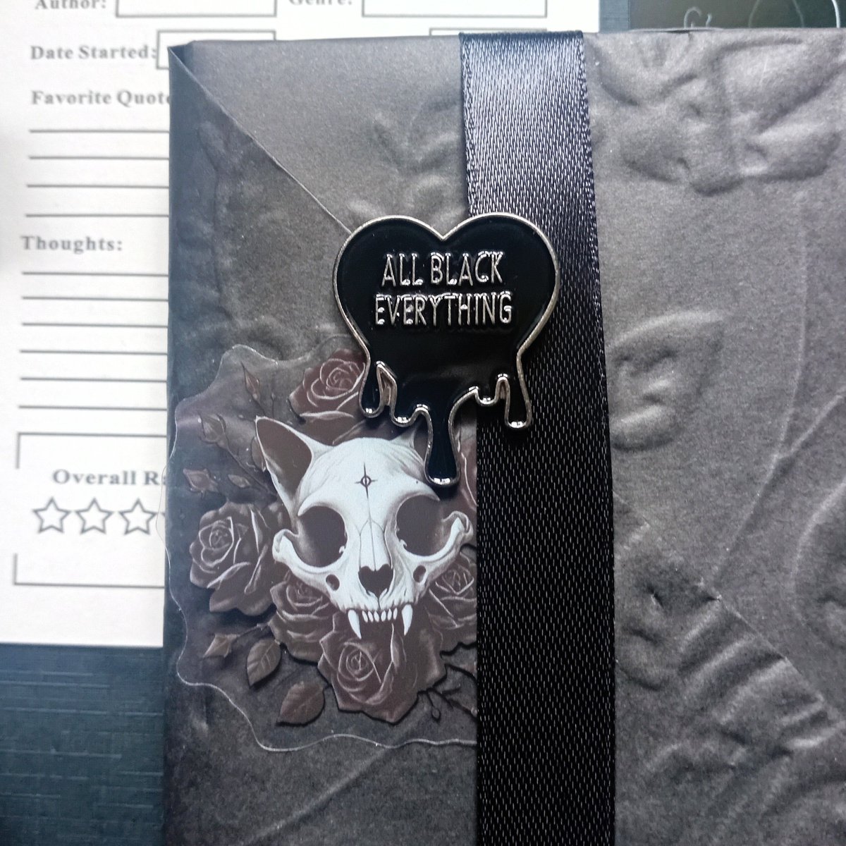 pinpaperstudio's tweet image. All black. All mystery. A blind date with a book that feels as powerful as it looks. 🖤📖
#BlindDateWithABook #GothicAesthetic #DarkAcademia