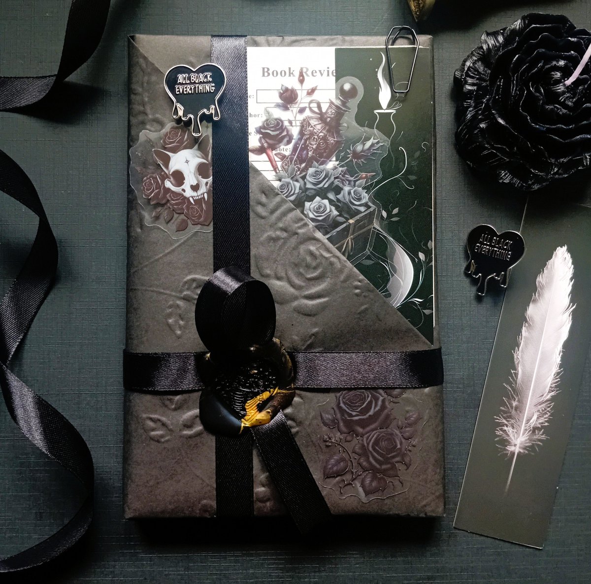pinpaperstudio's tweet image. All black. All mystery. A blind date with a book that feels as powerful as it looks. 🖤📖
#BlindDateWithABook #GothicAesthetic #DarkAcademia