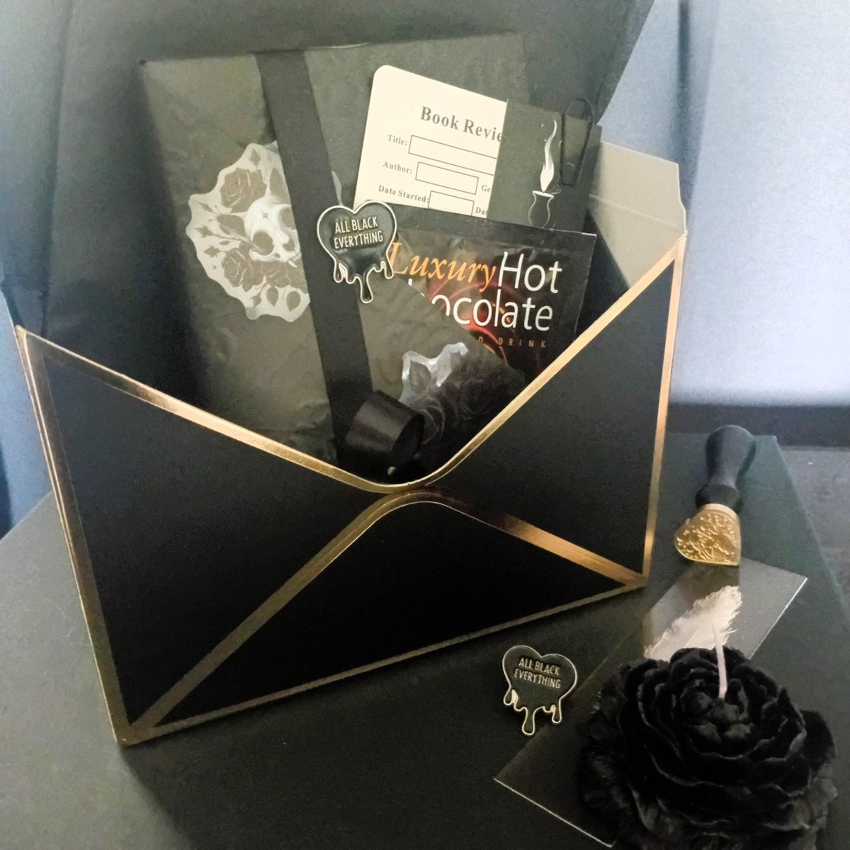 pinpaperstudio's tweet image. All black. All mystery. A blind date with a book that feels as powerful as it looks. 🖤📖
#BlindDateWithABook #GothicAesthetic #DarkAcademia