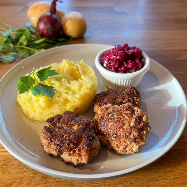 𝖆 𝖓 𝖙 tweet media