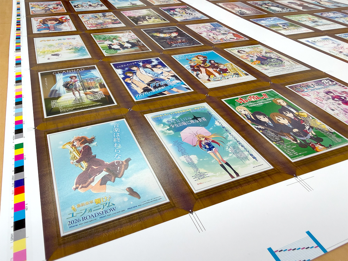 【#京アニ歴ポカ】
✨校正サンプル紹介✨

京都アニメーションの歴代ポスターが
「飾れるアートカード」に。

京アニの歴史をお手元でお楽しみください！

5/10(日)まで予約受付中！
kyoani-event.com/goods/onlinesh…