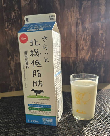koshinmilk1906's tweet photo. ＃コーシン乳業　からの　＃リニューアル　のおしらせ🐄
4月7日よりロングセラー商品の「＃さらっと北総低脂肪 」をリニューアル発売しておりま～～す‼
牛乳の風味を大切にしながら、普通牛乳よりカロリー54％オフ、乳脂肪分を0.6％にし、よりすっきりとした味わいに仕上げました🐄 https://t.co/Oxru3kTHeR